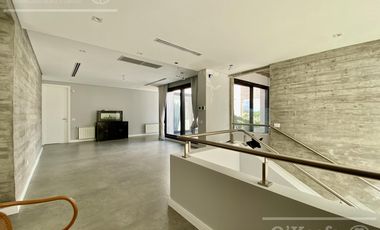 Casa  en venta en Greenville  de 7 ambientes con pileta con detalles de categoria !