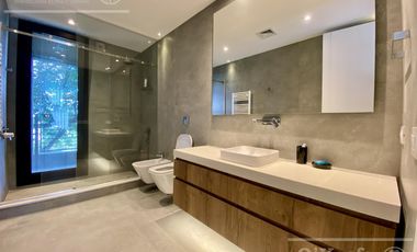 Casa  en venta en Greenville  de 7 ambientes con pileta con detalles de categoria !