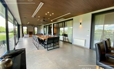 Casa  en venta en Greenville  de 7 ambientes con pileta con detalles de categoria !