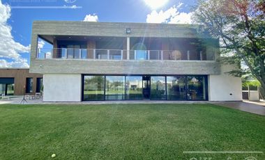 Casa  en venta en Greenville  de 7 ambientes con pileta con detalles de categoria !