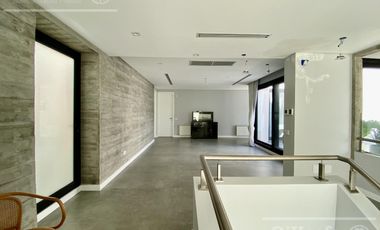 Casa  en venta en Greenville  de 7 ambientes con pileta con detalles de categoria !