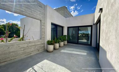 Casa  en venta en Greenville  de 7 ambientes con pileta con detalles de categoria !