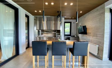 Casa  en venta en Greenville  de 7 ambientes con pileta con detalles de categoria !