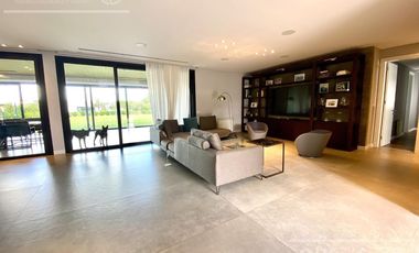 Casa  en venta en Greenville  de 7 ambientes con pileta con detalles de categoria !