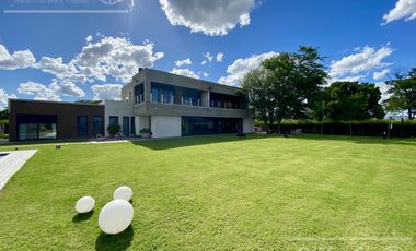 Casa  en venta en Greenville  de 7 ambientes con pileta con detalles de categoria !