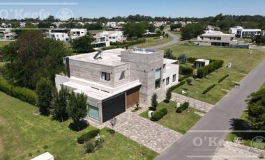 Casa  en venta en Greenville  de 7 ambientes con pileta con detalles de categoria !