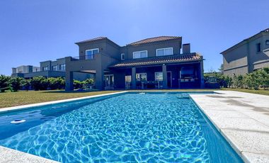 VENTA- HERMOSA CASA EN ALTOS DE CAMPO GRANDE