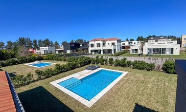 VENTA- HERMOSA CASA EN ALTOS DE CAMPO GRANDE