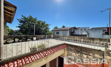 PH EN PLANTA BAJA POR PASILLO 3 AMB. 2 DORMIT., PATIO, TERRAZA CON GALPON