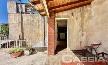 PH EN PLANTA BAJA POR PASILLO 3 AMB. 2 DORMIT., PATIO, TERRAZA CON GALPON