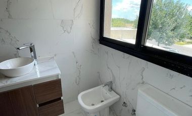 VENTA  CASA 6 ambientes a la Laguna en Barrio San Sebastian AREA 10 - APTO CREDITO