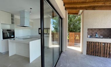 VENTA  CASA 6 ambientes a la Laguna en Barrio San Sebastian AREA 10 - APTO CREDITO