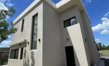 VENTA  CASA 6 ambientes a la Laguna en Barrio San Sebastian AREA 10 - APTO CREDITO