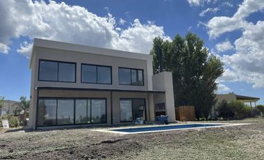 VENTA  CASA 6 ambientes a la Laguna en Barrio San Sebastian AREA 10 - APTO CREDITO