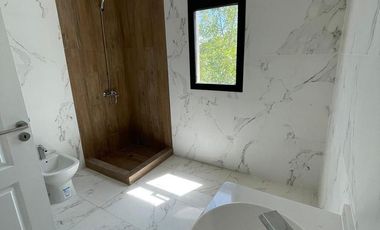 VENTA  CASA 6 ambientes a la Laguna en Barrio San Sebastian AREA 10 - APTO CREDITO