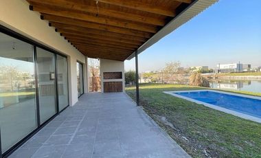 VENTA  CASA 6 ambientes a la Laguna en Barrio San Sebastian AREA 10 - APTO CREDITO