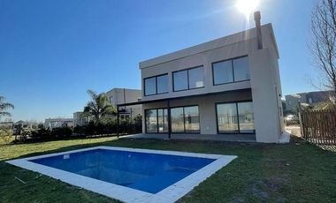 VENTA  CASA 6 ambientes a la Laguna en Barrio San Sebastian AREA 10 - APTO CREDITO