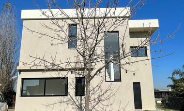 VENTA  CASA 6 ambientes a la Laguna en Barrio San Sebastian AREA 10 - APTO CREDITO