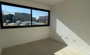 VENTA  CASA 6 ambientes a la Laguna en Barrio San Sebastian AREA 10 - APTO CREDITO