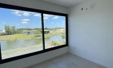 VENTA  CASA 6 ambientes a la Laguna en Barrio San Sebastian AREA 10 - APTO CREDITO