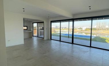 VENTA  CASA 6 ambientes a la Laguna en Barrio San Sebastian AREA 10 - APTO CREDITO