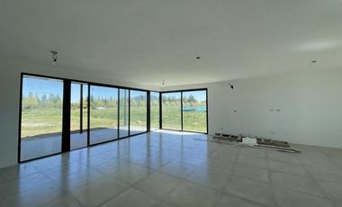 VENTA  CASA 6 ambientes a la Laguna en Barrio San Sebastian AREA 10 - APTO CREDITO