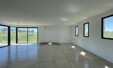 VENTA  CASA 6 ambientes a la Laguna en Barrio San Sebastian AREA 10 - APTO CREDITO