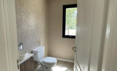 VENTA  CASA 6 ambientes a la Laguna en Barrio San Sebastian AREA 10 - APTO CREDITO