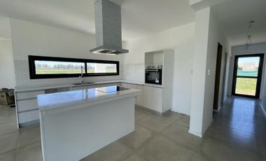 VENTA  CASA 6 ambientes a la Laguna en Barrio San Sebastian AREA 10 - APTO CREDITO