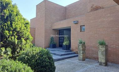 Casa en Arriendo en Condominio Polo de Manquehue II | Casa en Venta/Arriendo 4D5B | Colina | One Propiedades