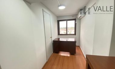 Venta oficina amoblada con estacionamiento Brasil.