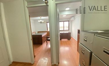 Venta oficina amoblada con estacionamiento Brasil.