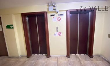 Arriendo oficina amoblada con estacionamiento Brasil.