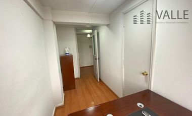Arriendo oficina amoblada con estacionamiento Brasil.