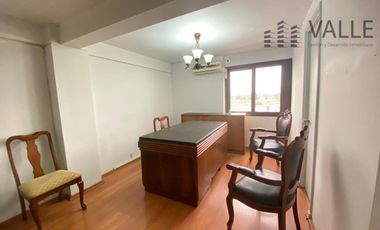 Arriendo oficina amoblada con estacionamiento Brasil.