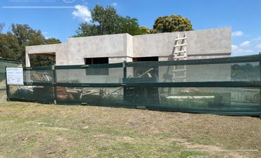 Excelente casa en obra sobre lote interno en San Juan Chico – Hudson, Berazategui