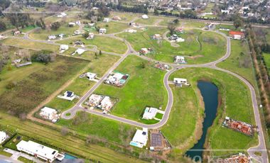 Excelente casa en obra sobre lote interno en San Juan Chico – Hudson, Berazategui
