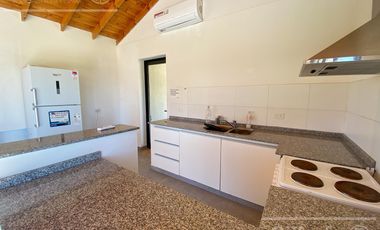 Excelente casa en obra sobre lote interno en San Juan Chico – Hudson, Berazategui