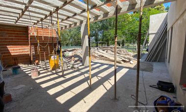 Excelente casa en obra sobre lote interno en San Juan Chico – Hudson, Berazategui