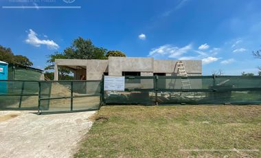 Excelente casa en obra sobre lote interno en San Juan Chico – Hudson, Berazategui
