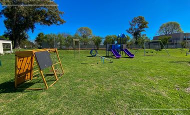 Excelente casa en obra sobre lote interno en San Juan Chico – Hudson, Berazategui