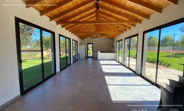 Excelente casa en obra sobre lote interno en San Juan Chico – Hudson, Berazategui