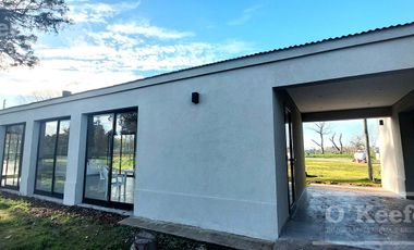 Excelente casa en obra sobre lote interno en San Juan Chico – Hudson, Berazategui