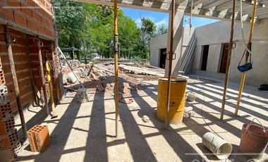 Excelente casa en obra sobre lote interno en San Juan Chico – Hudson, Berazategui