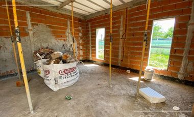 Excelente casa en obra sobre lote interno en San Juan Chico – Hudson, Berazategui