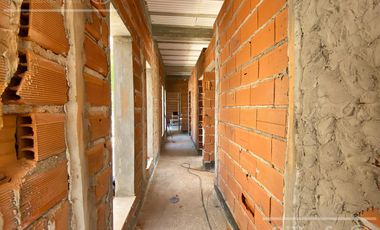 Excelente casa en obra sobre lote interno en San Juan Chico – Hudson, Berazategui