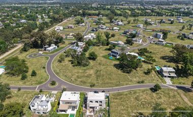 Excelente casa en obra sobre lote interno en San Juan Chico – Hudson, Berazategui
