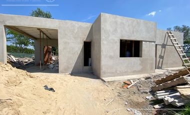 Excelente casa en obra sobre lote interno en San Juan Chico – Hudson, Berazategui