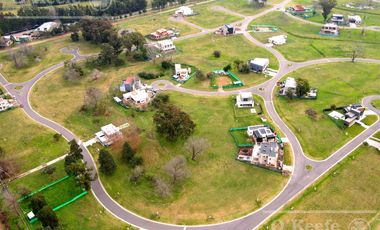 Excelente casa en obra sobre lote interno en San Juan Chico – Hudson, Berazategui