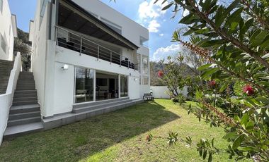Casa con doble seguridad y vista al bosque a 5 mins de la caseta de acceso